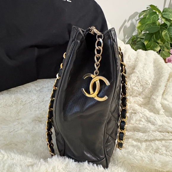 Chanel Black Quilted Leather Shoulder Bag - Picture 3 of 16